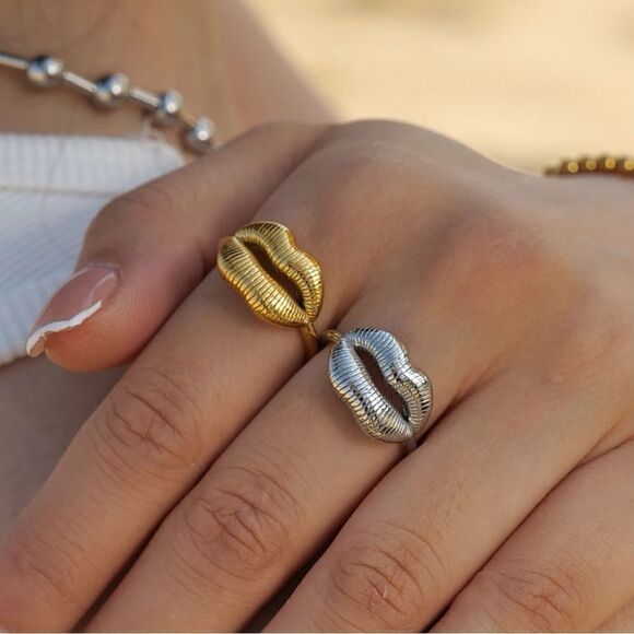 REVOLVE Jewelry - Silver lips ring M365